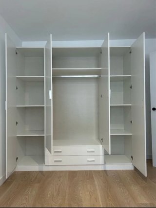Armario de madera blanco