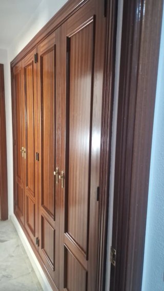 Armario de madera empotrado hay más cosas