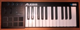 Controlador MIDI Alesis V25