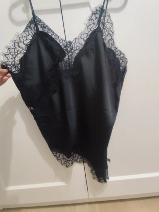 Blusa Negra de Encaje Asimétrica