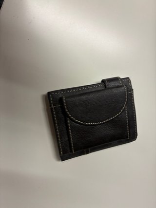 Cartera de piel negra y marrón