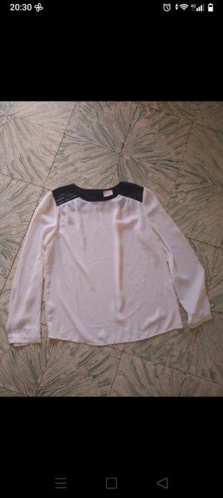Blusa blanca con detalles negros