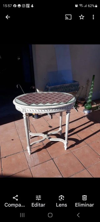 Mesita ovalada de madera blanca
