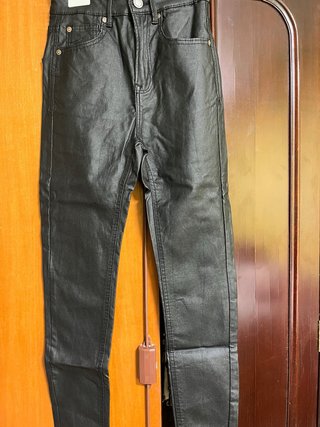 Pantalones Stradivarius efecto cuero negros