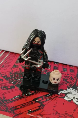 Minifigura Elektra compatible con LEGO