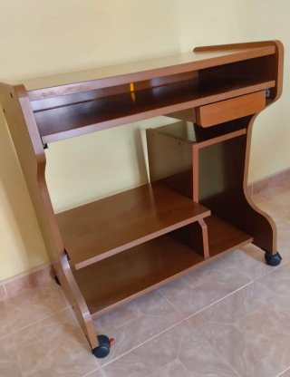 Mesa de ordenador de madera