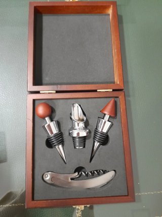 Set de accesorios para vino en caja de madera