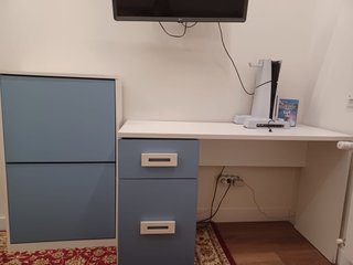 Mesa de estudio y zapatero a juego