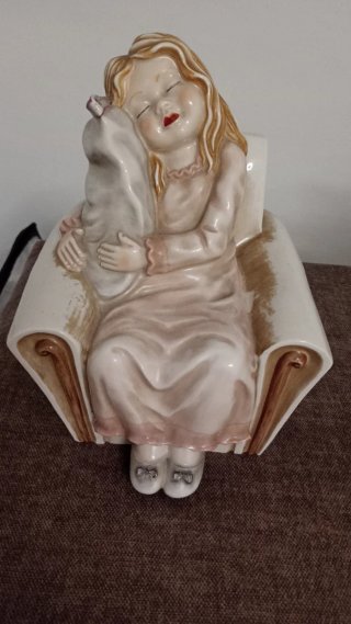 Figura de Porcelana Niña en Sillón