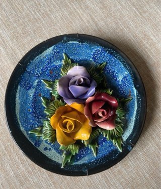 Plato Decorativo con Rosas en Relieve