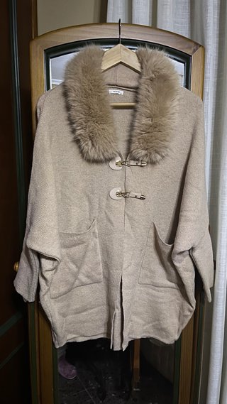 Chaqueta Beige con Cuello de Pelo Desmontable