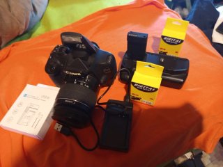 Cámara Canon EOS 1200D con accesorios