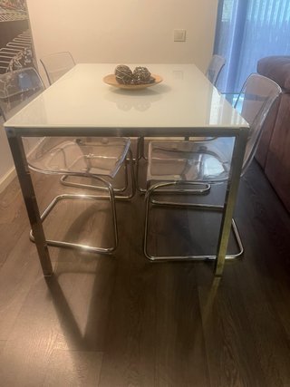 Mesa de Cristal y 4 Sillas Transparentes