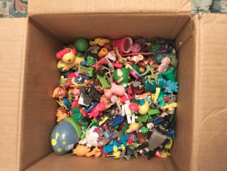 Caja con lote de figuritas variadas