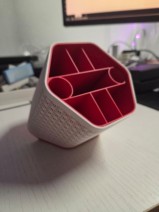 Portapenne con trama geometrica
