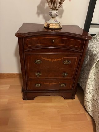 Mesita de noche de madera clásica