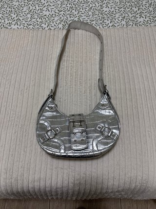 BOLSO DE HOMBRO PLATEADO EFECTO PIEL
