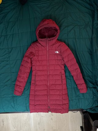 Abrigo largo de plumas The North Face rojo