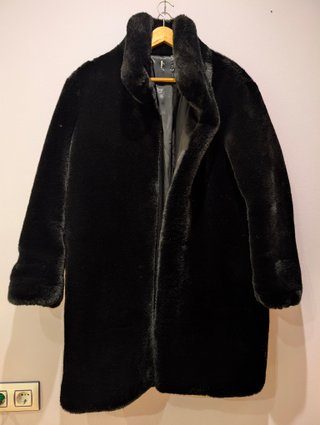 Elegante abrigo negro pelo sintético