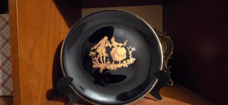 Plato decorativo negro con detalles dorados