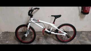 Bicicleta BMX Blanca y Roja