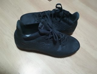 Botas de fútbol negras