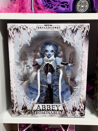 Abbey Bominable Fang Vote