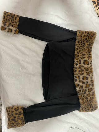 Top manga larga con detalles de leopardo