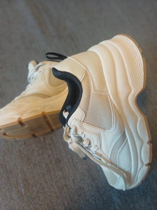 Tenis de mujer beige y blancos