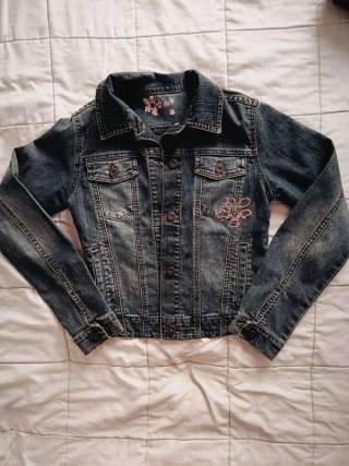 Chaqueta vaquera con bordado