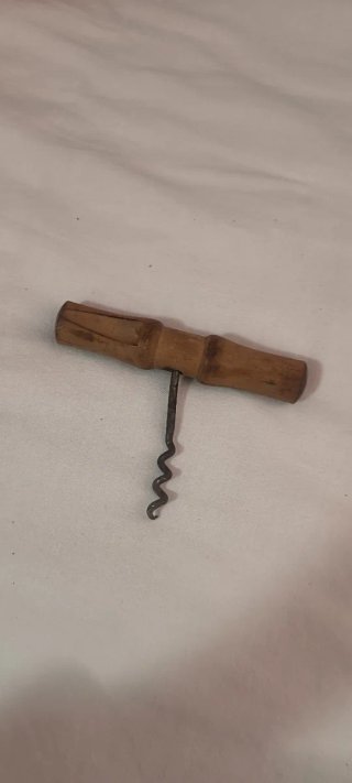 Sacacorchos Antiguo con Mango de Madera