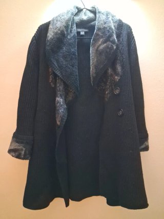 Chaqueta negra con detalles de pelo
