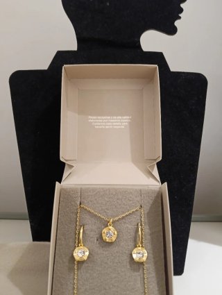 Conjunto de Collar y Pendientes Dorados