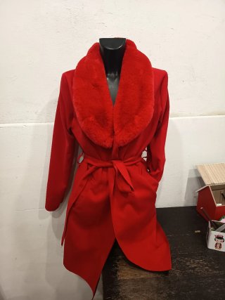 Abrigo Rojo con Cuello de Pelo