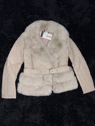 Chaqueta Beige con Detalles de Pelo