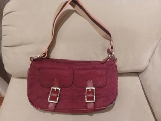 Bolso de hombro de tela granate con bolsillos