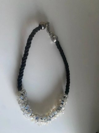 Collar de cuerda negra y piedras