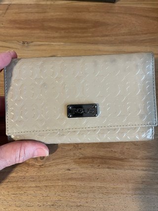 Monedero TOUS de charol beige