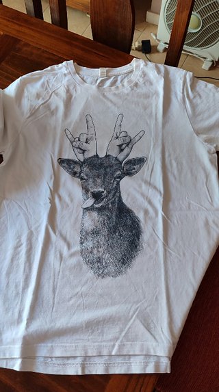 Camiseta blanca con estampado de ciervo