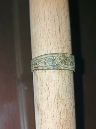 Anillo antiguo con grabados.