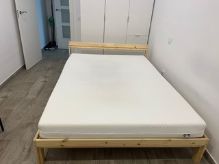 Cama de madera 140x200 cm con colchón