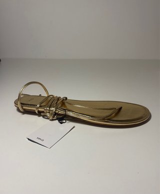 Sandalias Planas Doradas Mango