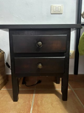 Mesita de noche de madera