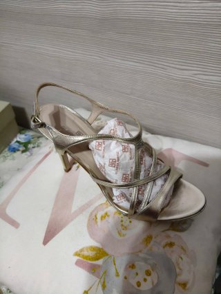 Sandalias de vestir doradas Gloria Ortiz