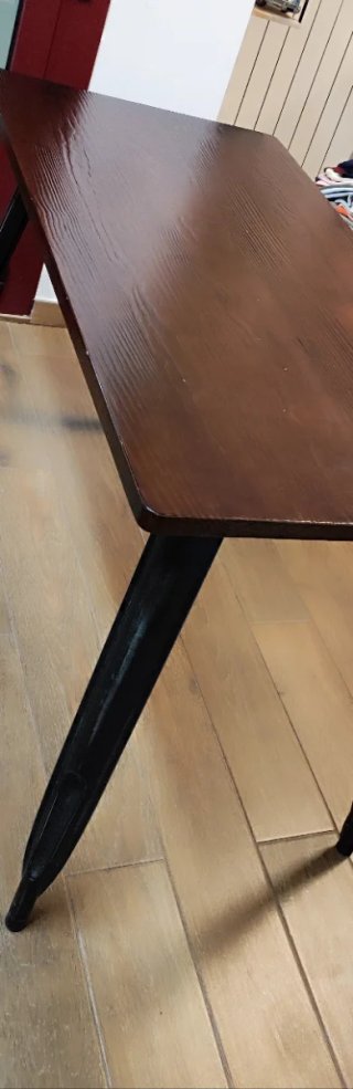 Mesa de Madera con Patas Metálicas