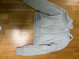 Chaqueta corta gris con cremallera