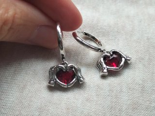 Pendientes de Plata con Corazón Rojo