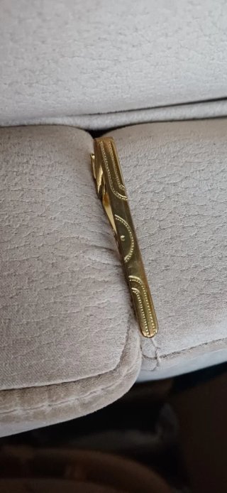 Pisacorbatas Dorado con Grabado