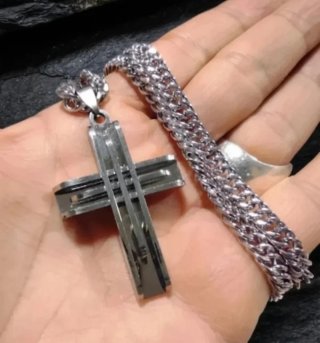 Colgante de Cruz en Acero
