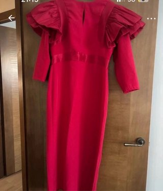 Vestido de fiesta rojo con volantes